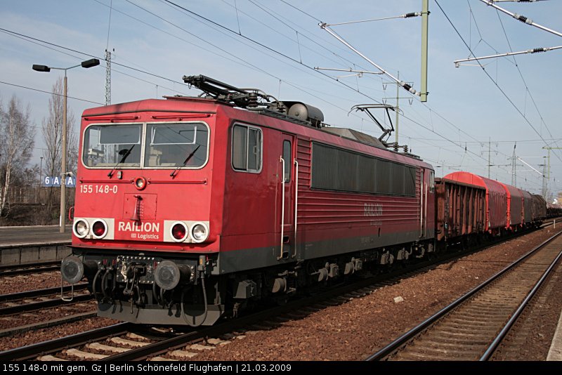 DB Schenker 155 148-0 mit einem gemischtem Güterzug (Berlin Schönefeld, 21.03.2009)
