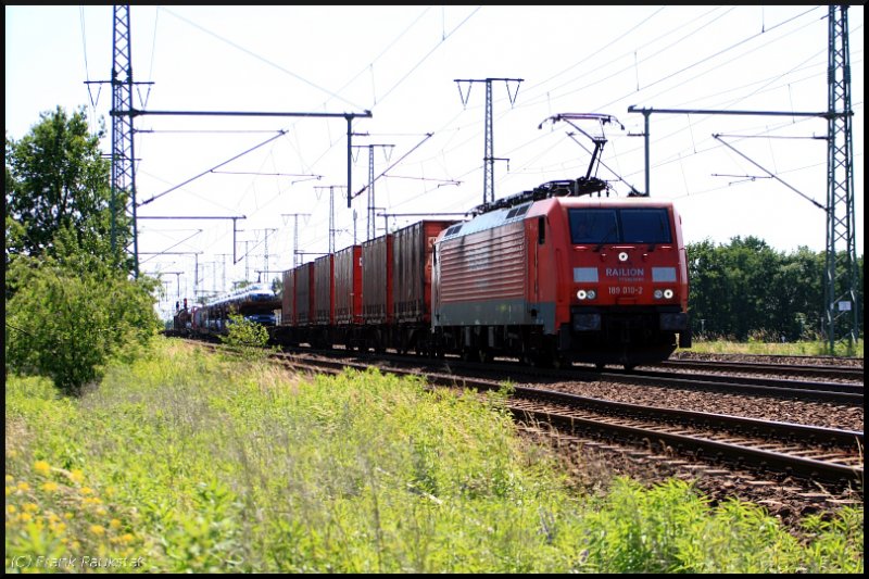 DB Schenker 189 010-2 mit einem gemischtem Gterzug bereits im Gegenlicht (Class 189-VB, gesichtet Potsdam-Golm, 17.06.2009).