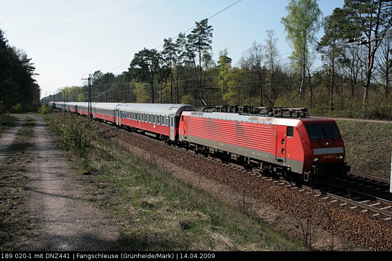 DB Schenker 189 020-1 in Diensten von DB Fernverkehr zieht den Nachtzug Richtung Ukraine (Class 189-VB, gesichtet Grünheide Fangschleuse 14.04.2009).
