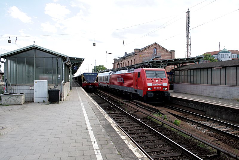 DB Schenker 189 060-7 mit zwei DB- und zwei PKP-Reisewagen (Class 189-VA, gesichtet Knigs Wusterhausen 14.05.2009).