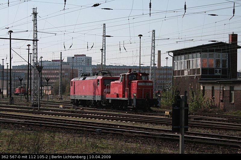 DB Schenker 363 567-0 rangiert mit 112 105-2 am Stellwerk R8 (Berlin Lichtenberg, 10.04.2009).