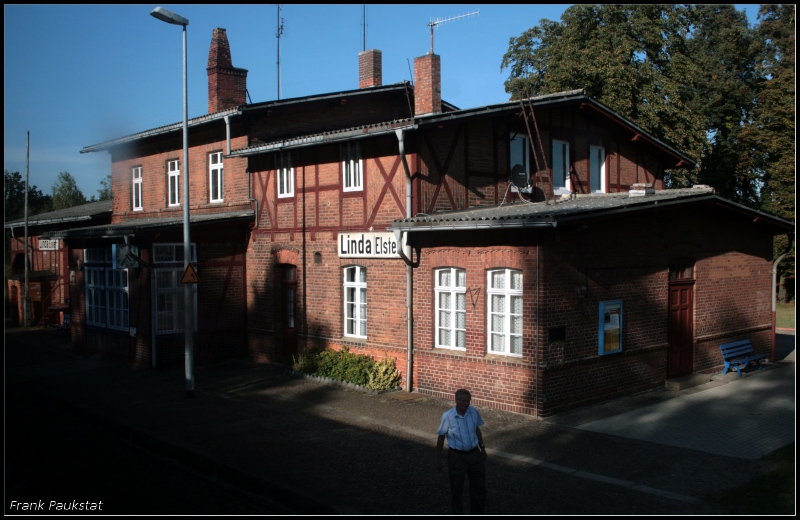 Der Bahnhof verstrahlt auch noch heute den Charme des typischen Kleinbahnhofs (fotografiert aus dem Fenster eines DoSto, Linda/Elster 19.09.2009)