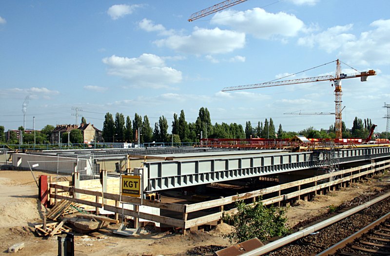 Der Ersatzneubau ber die Kynaststr mit Sttzwnden und Treppenanlagen nimmt langsam Gestalt an. Er soll 2009 fertig sein (Baustelle Berlin Ostkreuz, 10.05.2009).