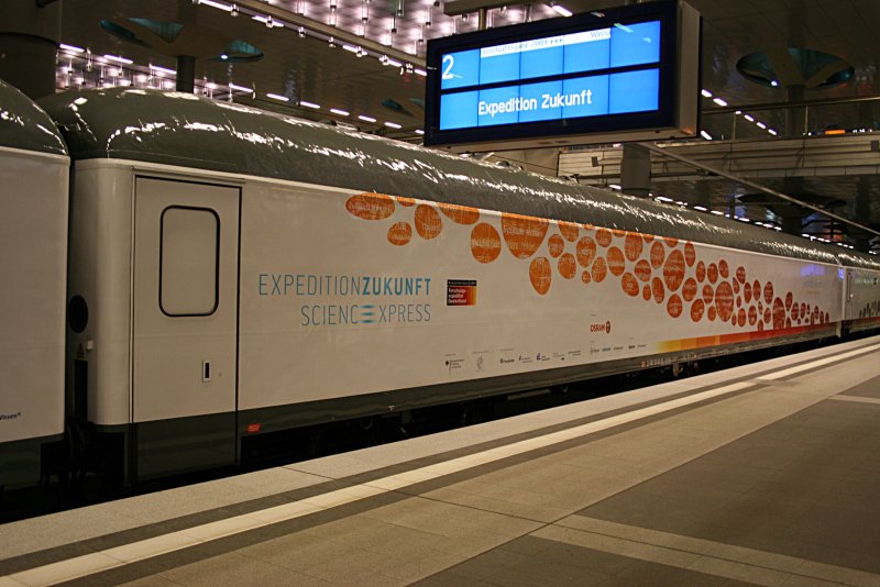 Der Wagen 11 (D-DB 50 80 92-33 104 D 997.1)) widmet sich dem Motto  natrlich, knstlich  (Berlin Hauptbahnhof, 23.04.2009).
