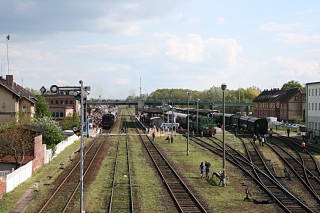 Die Bahnsteigseite des Bahnhofs. Direkt dahinter befindet sich das Bw-Gelnde auf dem die traditionelle Dampflokparade abgehalten wird (Wolsztyn, 03.05.2008).