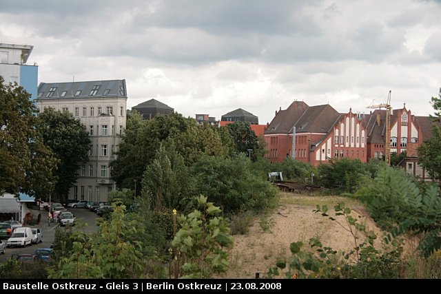Die Brcke am Gleis 3 wurde schon vor langer Zeit abgerissen. Man kann noch auf der anderen Seite das Gleis erkennen. (Baustelle Berlin Ostkreuz, 23.08.2008).