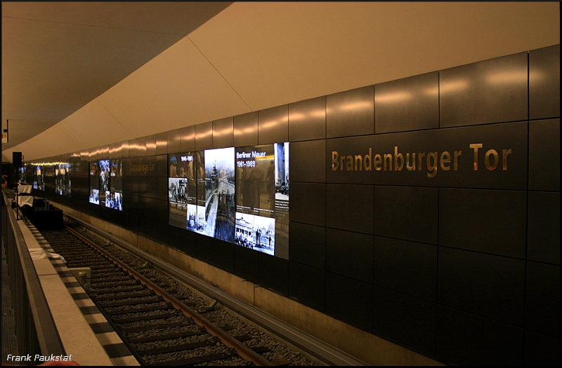 Die goldfarbene Schrift und illuminierten Zeittafeln geben dem Bahnhof etwas besonderes (Berlin Brandenburger Tor, 08.08.2009)