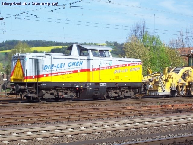 Die-Lei 212 326 mit einem Bauzug (Bebra, 22.04.2007).