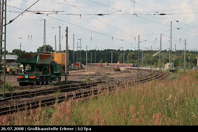 Die planierte Flche und erste Masten lassen erahnen wo die neuen Gleise einmal liegen werden (Baustelle Erkner, 26.07.2008)