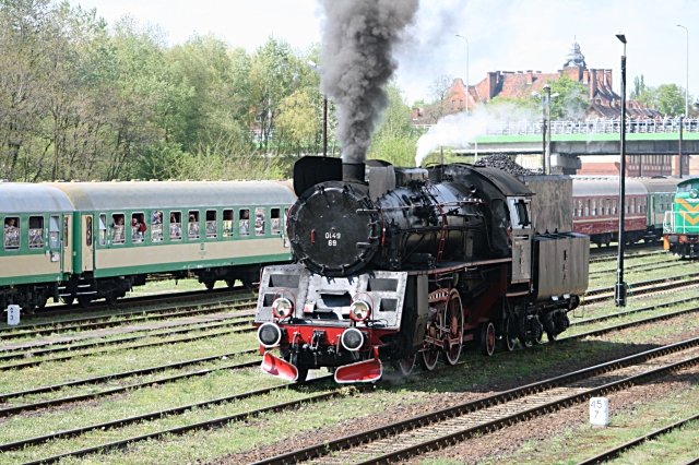 Die polnische Ol49 69 lsst es richtig qualmen auf der ersten Paradefahrt (Wolsztyn, 03.05.2008).