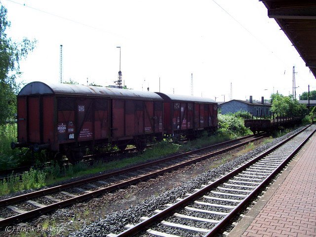 Diese Schiebewandwagen tragen noch alte DB-Logo und stehen schon seit einiger Zeit im Bahnhof (Hanau, 12.01.2005).