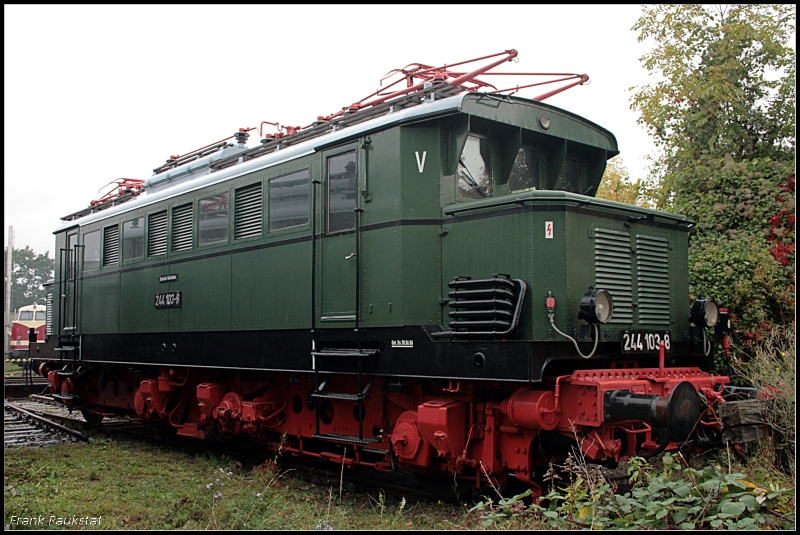 DR 244 103-8 steht ausgestellt im Bw (ex DR; Leihgabe DB Museum, Unt. Ds 30.06.86; Eisenbahnfest des TEV zum Weimarer Zwiebelmarkt, Weimar 10.10.2009)