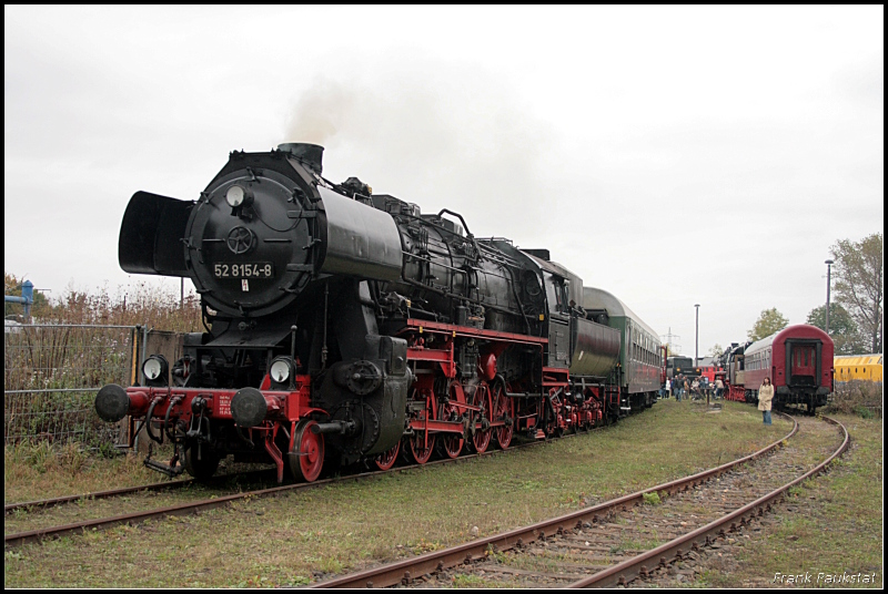 DR 52 8154-8 auf dem Gelände des Bw (Eisenbahnfest des TEV zum Weimarer Zwiebelmarkt, Weimar 10.10.2009)