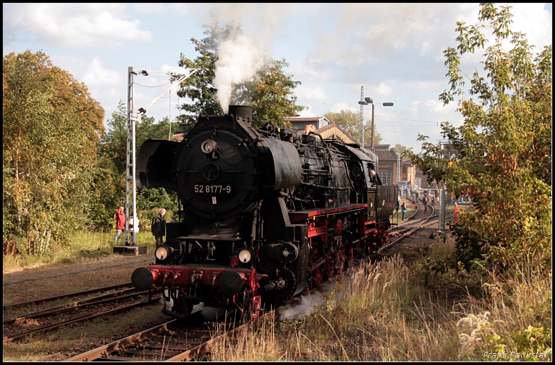 DR 52 8177-9 lud jeden Interessierten während des 6. Berliner Eisenbahnfest zu einer kurzen Führerstandmitfahrt ein (Bw Schöneweide 04.10.2009)