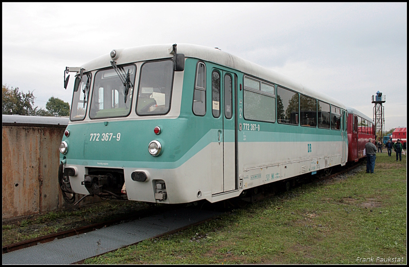 DR 772 367-9 mit einer Garnitur Ferkeltaxen aus Reuth zu Gast im Bw (Eisenbahnfest des TEV zum Weimarer Zwiebelmarkt, Weimar 10.10.2009)