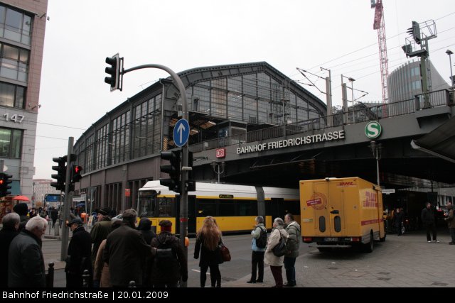 Egal bei welchem Wetter ist auf der Friedrichstr immer was los. Hier der Blick zum Bahnhof (Berlin Friedrichstr, 20.01.2009).
