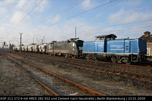 EGP 212 272-9 und MRCE 182 502-5 mit Zement-Zug nach Neustrelitz (Berlin Blankenburg, 23.01.2009).