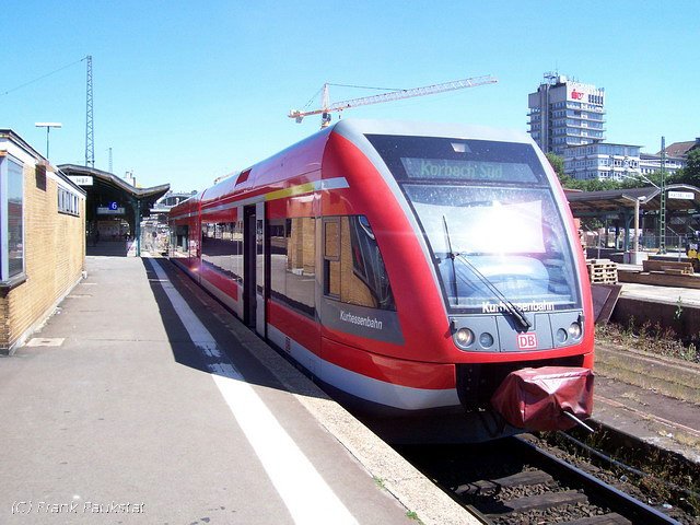 Ein GTW der Kurhessenbahn als Regio nach Korbach-Süd (Kassel, 04.01.2005)