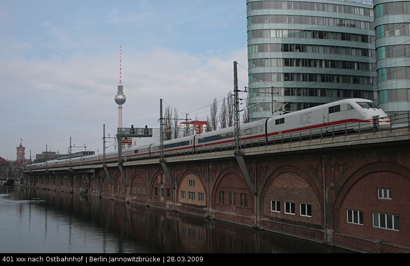 Ein unbekannter 401 fhrt Richtung Ostabhnhof auf dem Viadukt (Berlin Jannowitzbrcke, 28.03.2009).