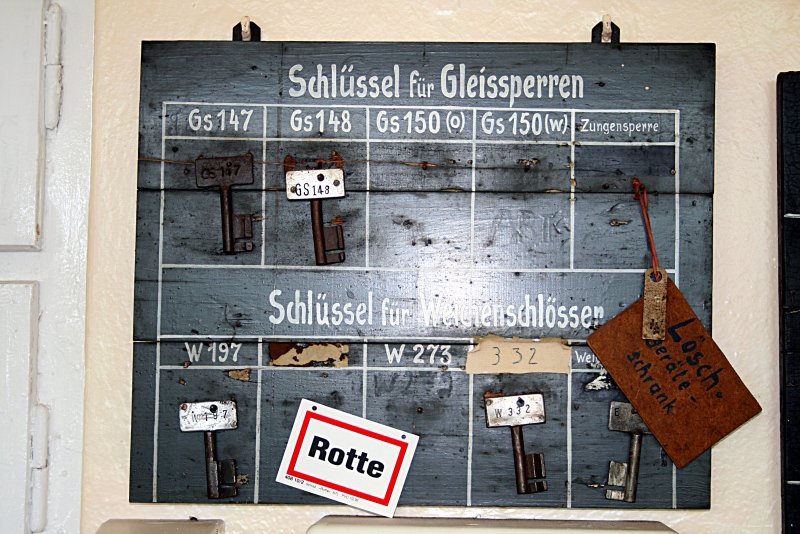Eine Tafel mit Gleisschlsseln (100 Jahre Rbf Wustermark, Elstal, 02.05.2009).