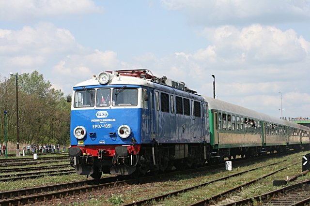 EP07-1051 brachte mit einem Sonderzug weitere Besucher zum Dampflokfest und wurde vorbergehend auf einem Rangiergleis abgestellt (Wolsztyn, 03.05.2008).