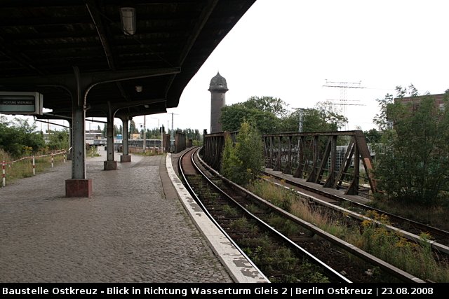Gleis 2 mit Blick auf die beiden Brcken und den unter Denkmalschutz stehenden Wasserturm (Baustelle Berlin Ostkreuz, 23.08.2008).