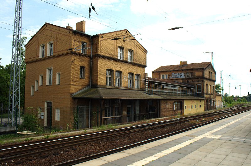 Gleisseite mit Anschrift des Stationsnamens am Gebude (Michendorf, 01.06.2009).