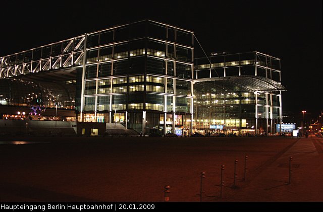 Haupteingang bei Nacht (Berlin Hauptbahnhof, 20.01.2009)