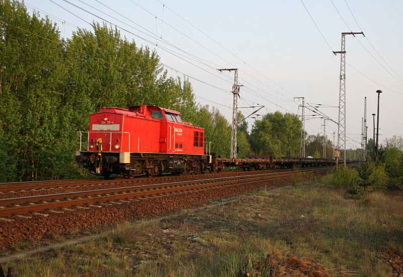 Heute zieht RAILION Logistics 298 310-4 den Zug aus Rungenwagen (NVR-Nummer 98 80 3298 310-4 D-DB, ex DR 111 010-5, gesehen Berlin Wuhlheide 23.04.2009)