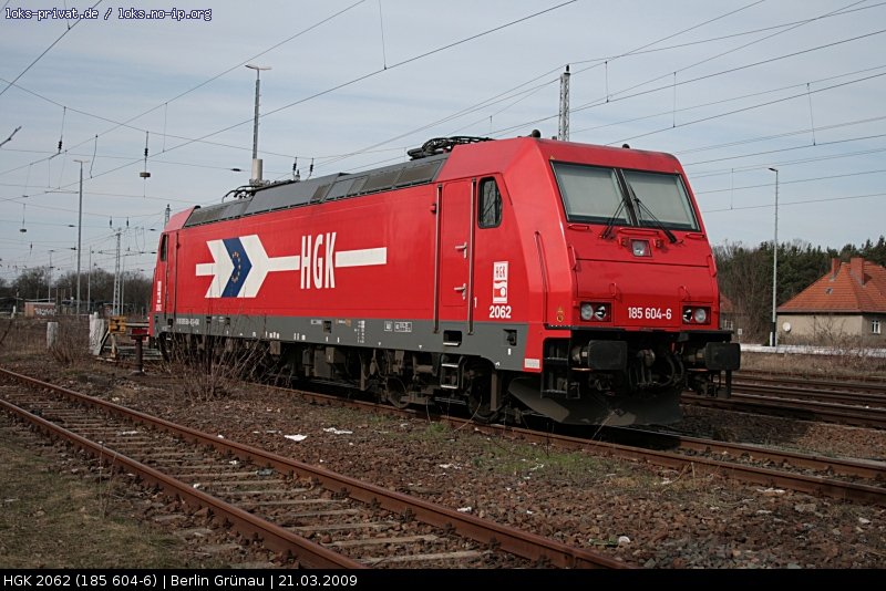 HGK 2062 in typischer roter Farbgebung (NVR-Nummer: 91 80 6185 604-6 D-HGK, Zulassung D/A, angemietet von ATC Antwerpen, gesichtet Berlin Grünau 21.03.2009).