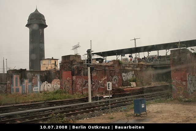 Hier sieht man die alten Brckenkpfe. Sie sind in schlimmeren Zustand als die Brcken selbst. Das Foto wurde aus einem RE aus aufgenommen, da man diese Kpfe sonst nicht sieht (Baustelle Berlin Ostkreuz, 10.07.2008).