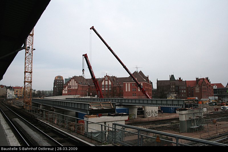 Hier werden die ersten Brckensegmente auf die Kpfe gesetzt (Baustelle Berlin Ostkreuz, 28.03.2009).