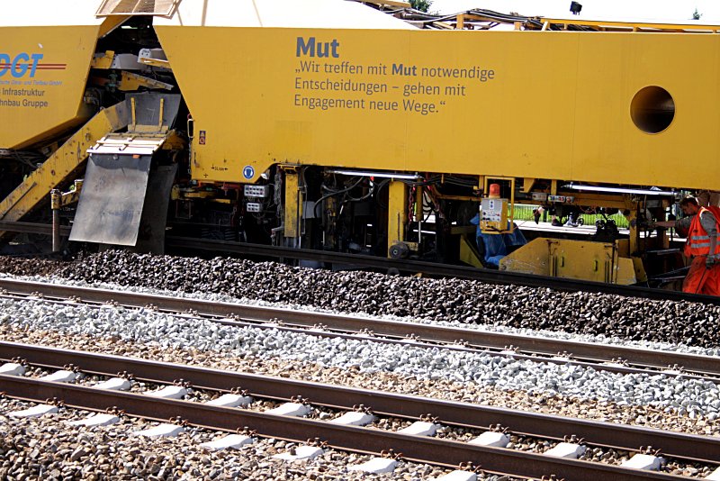 Hier wird der Schotter entfernt und das Gleis angehoben (Falkensee, 23.05.2009)