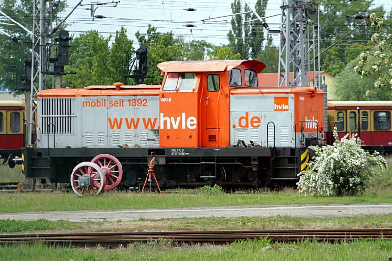 hvle V60.6 wartet auf weitere Aufgaben. Die Achse davor gehört nicht zur Lok (98 80 3345 900-5 D-HVLE, ex Bombardier, ex ADtranz, ex LEW, gesehen Hennigsdorf 09.05.2009).