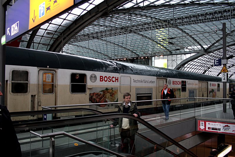 Im DGB-Sonderzug lief dieser ehemalige Post-Wagen als Party-Wagen der Schienenverkehrsgesellschaft mbH mit Bosch-Werbung (Berlin Hauptbahnhof, 16.05.2009).
