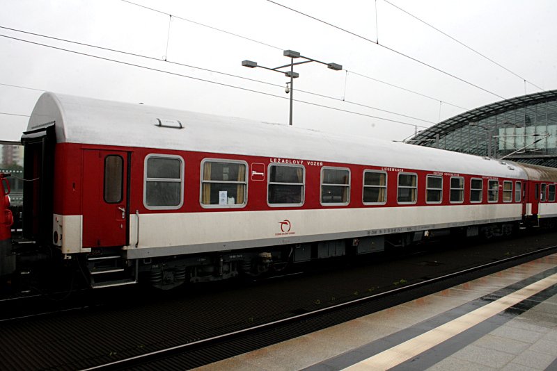 Im DGB-Sonderzug war u.a. dieser slowakischen Liegewagen SK-ZSSK Bc 51 56 59-80 214-1 (Berlin Hauptbahnhof, 16.05.2009).