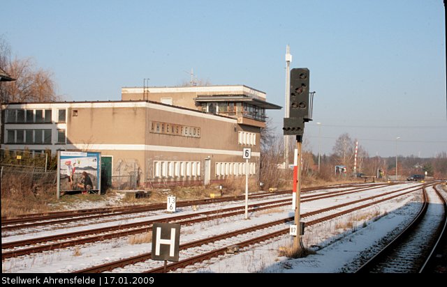 In Ahrensfelde fällt sofort das große Gebäude des Stellwerks auf. Wie  man sehen kann gibt es jedoch nur noch 4 Gleise, von denen nur eines regelmäßig genutzt wird (Ahrensfelde, 17.01.2009).