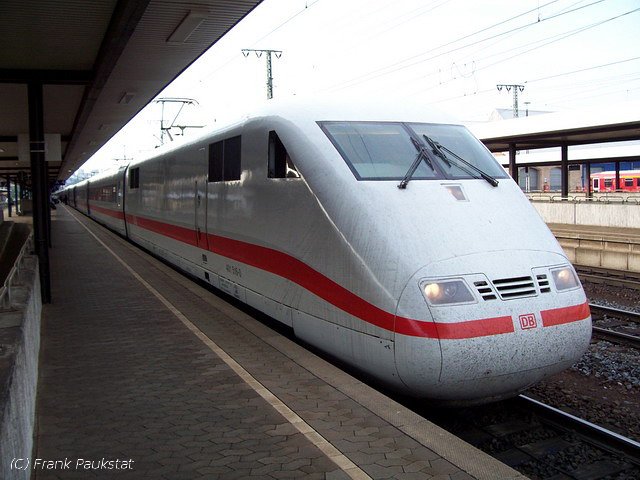 In Fulda wartet ein ICE1 von DB Fernverkehr auf weiterfahrt (08.01.2005).
