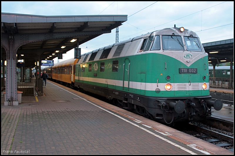 ITL 118 002 wird mit ihrem Sonderzug DPE 31793 Gotha-Lbau (Sachs) die Heimreise antreten (Eisenbahnfest zum Weimarer Zwiebelmarkt, Weimar 10.10.2009)