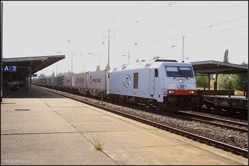 ITL 285 106-1 mit Containerzug Richtung Grünauer Kreuz (92 80 1285 106-1 D-ITL, Berlin Schönefeld, 15.08.2009)