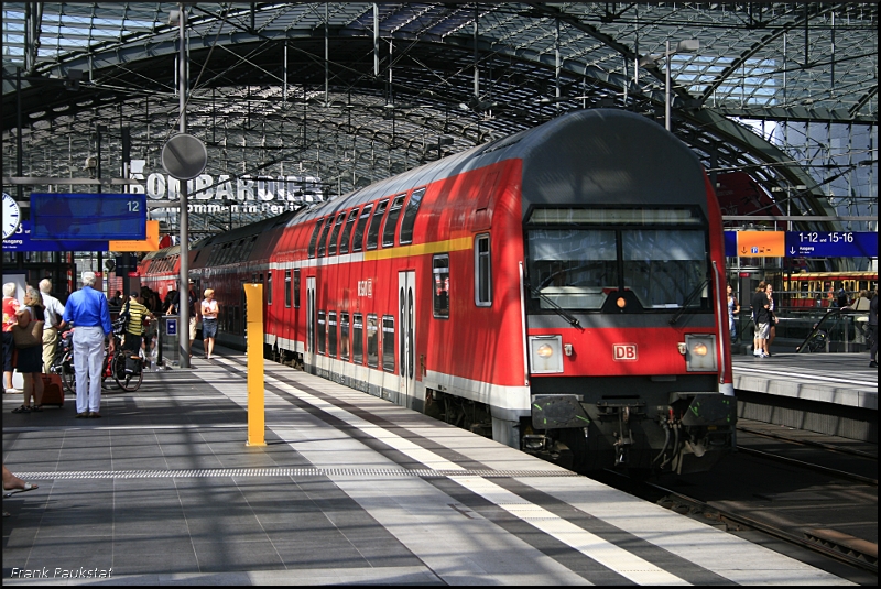 Licht und Schatten, ohne Worte: S-Bahnersatzverkehr nach Berlin Ostbahnhof (Berlin Hauptbahnhof, 08.08.2009)