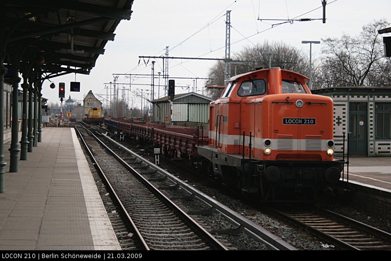 LOCON 210 im Baueinsatz (ex EBM Cargo, ex ALS, ex DB 212 275, gesehen Berlin Schöneweide, 21.03.2009).