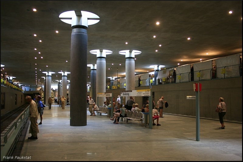 Mit seinen asymetrisch angeordneten Säulen und den Oberlichtern erfährt der Bahnhof große Räume (Berlin Bundestag, 08.08.2009)