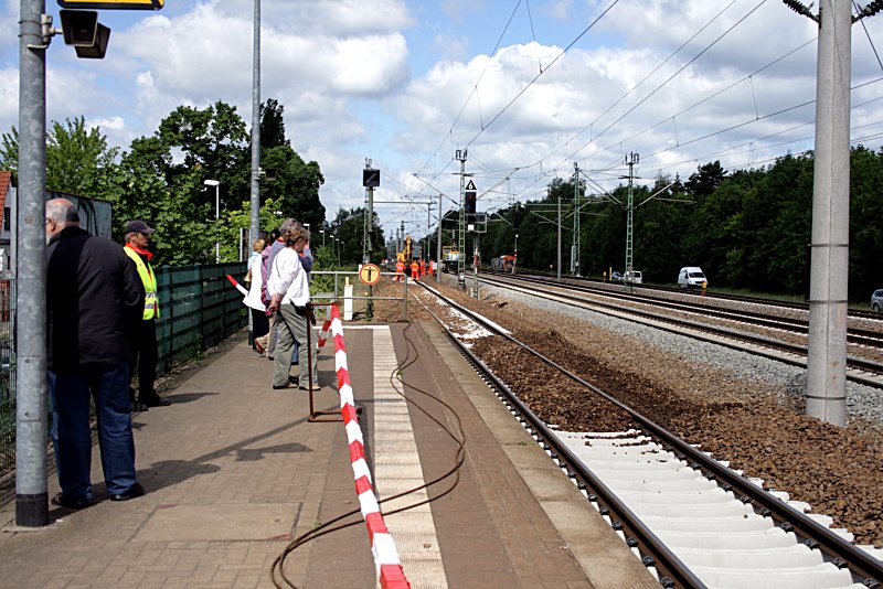 Nachdem die Schienen wieder festgeschraubt wurden kann der Schotter wieder eingebracht werden (Falkensee, 23.05.2009).