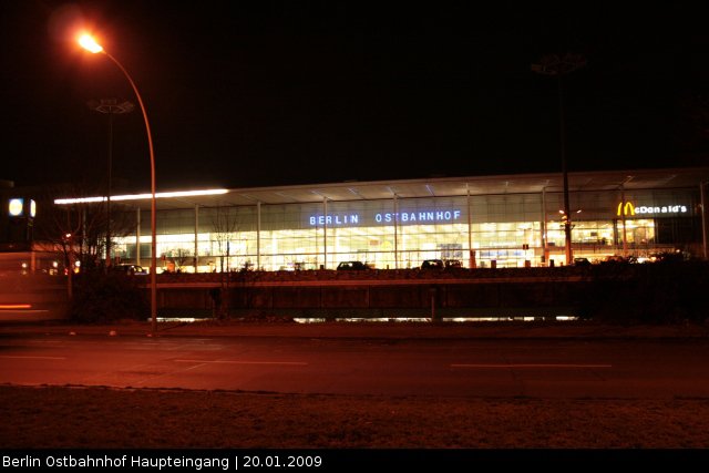 Nachts und beleuchtet macht auch der Zweckbau noch etwas her (Berlin Ostbahnhof, 20.01.2009).