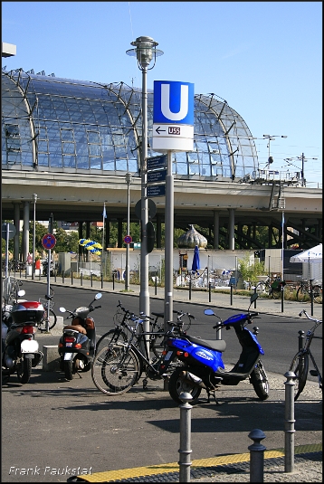 Nun ist sie da: Die U-Bahn am Hauptbahnhof. Ein Wegweiser zeigt schüchtern den Weg (Berlin Hauptbahnhof, 08.08.2009)