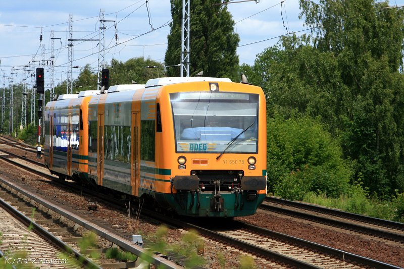 ODEG VT 650.75 / 650 075 als OE80308/80345 nach Bln.-Lichtenberg. Im hinteren Triebwagen spiegelt sich NEB VT 734 nach Wensickendorf, der gerade abgefahren ist (Berlin Karow, 16.06.2009)