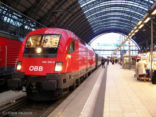 ÖBB 1116 019-9 kommt mit einem IC gerade in Frankfurt (Main) an, 30.05.2005