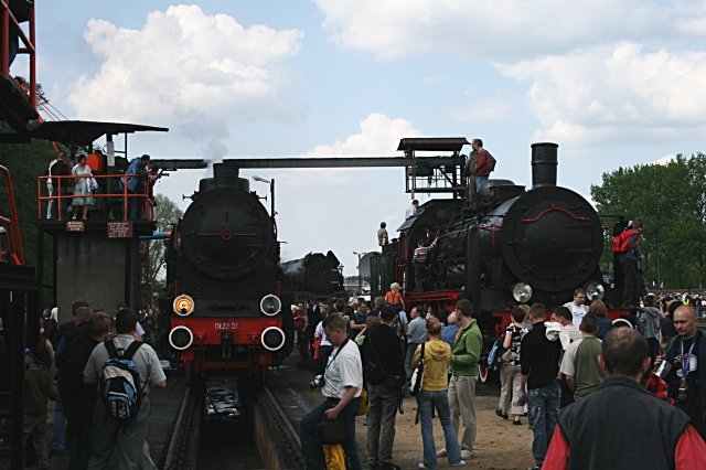 Ok22 31 und eine unbekannt gebliebene Lok an der Bekohlungsanlage. Dahinter warten schon die nchsten (Wolsztyn, 03.05.2008).