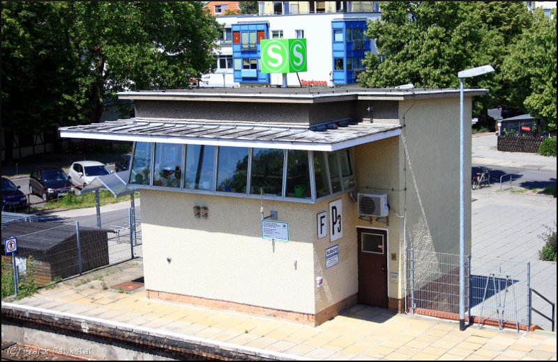  P 3  sieht aus wie ein Stellwerk, ist aber nur ein Schrankenposten sowie die Aufsicht für den S-Bahnhof (Biesdorf, 20.06.2009)